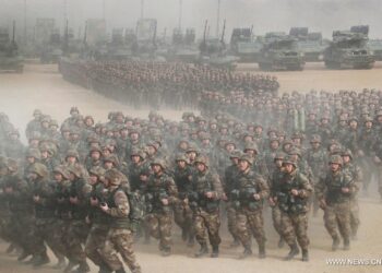 Κινέζοι αλεξιπτωτιστές πέφτουν στη Λευκορωσία στα σύνορα με την Πολωνία.