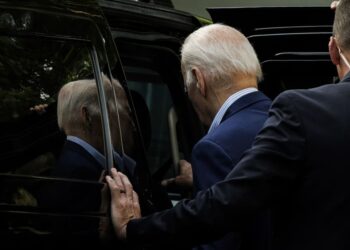Ερωτήματα για την υπογραφή του Μπάιντεν! «Φουντώνουν» σενάρια συνωμοσίας