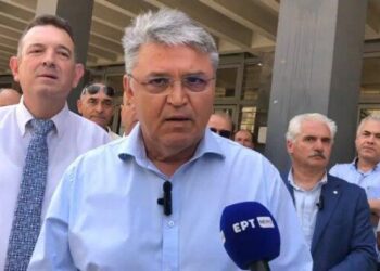 Επί πέντε ώρες υπομονετικά στο δικαστήριο για ένα πολίτη, που διώκεται άδικα. Μπράβο τους!