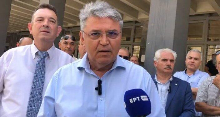Επί πέντε ώρες υπομονετικά στο δικαστήριο για ένα πολίτη, που διώκεται άδικα. Μπράβο τους!