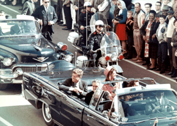 Dallas 1963> Δραματικό VIDEO δείχνει τους άνδρες ασφαλείας του Kennedy να λαμβάνουν εντολή να αποσυρθούν λίγο πριν δεχθεί τις σφαίρες
