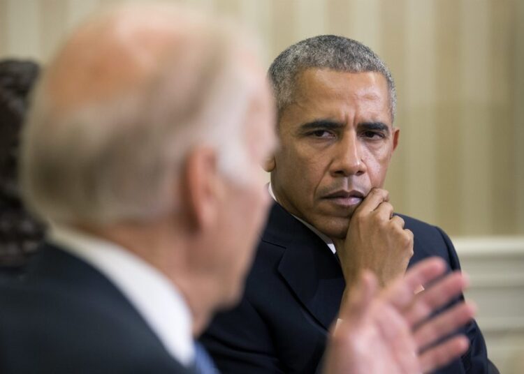epa05589462 US President Barack Obama (R) listens to US Vice President Joe Biden (L) deliver remarks to members of the news media regarding the release of the 'Cancer Moonshot Report', in the Oval Office of the White House in Washington, DC, USA, 17 October 2016. The report discusses the work of the Cancer Moonshot Task Force and lays out US Vice President Joe Biden's plan for improving cancer research and care. EPA/MICHAEL REYNOLDS