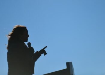 Πρόταση στη Βουλή για παραπομπή της Kamala Harris> Επικαλείται και την 25η Τροποποίηση σχετικά με τη σωματική και γνωστική ευημερία του Biden