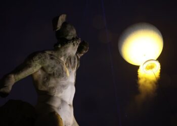 Μετά το σοκ της έναρξης, οι Γάλλοι επανέρχονται με δυστοπικό σόου στην τελετή λήξης