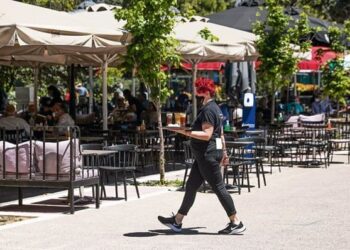Πάρε τον καφέ και τρέχα – Βουτιά στον τζίρο καταγράφουν τα καταστήματα εστίασης μετά την αύξηση του ΦΠΑ