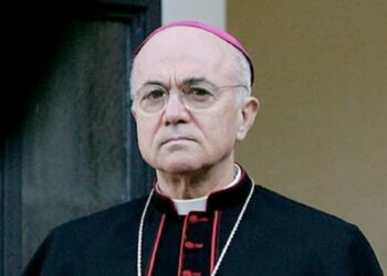 Viganò (Ιταλός αρχιεπίσκοπος): Eπίθεση στον Θεό η τελετή έναρξης της Ολυμπιάδας, η Δύση όμηρος αντίχριστων ελίτ – Με τρανς συζύγους Macron, Obama