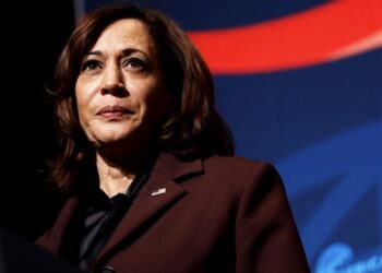 Kamala Harris, φιλόδοξη μαριονέτα ενός συστήματος που καταρρέει – Οι σκοτεινές διασυνδέσεις της με το βαθύ κράτος των ΗΠΑ