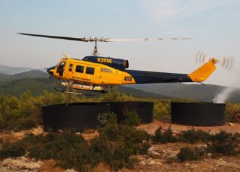 Κρήτη: Πετροβόλησαν πυροσβεστικό ελικόπτερο – Τους έπαιρνε το νερό από τον ταμιευτήρα!