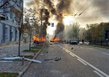 Βίντεο: Μαζική ρωσική πυραυλική επίθεση στην Ουκρανία – Εκρήξεις στο Κίεβο