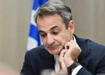 Και όμως, ο Μητσοτάκης ψάχνει διαφυγή στο εξωτερικό!