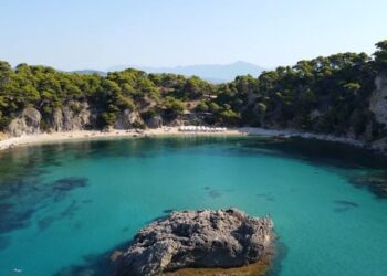Αλωνάκι: Η πιο γραφική παραλία της Ηπείρου με τα καταπράσινα νερά (βίντεο)