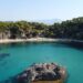 Αλωνάκι: Η πιο γραφική παραλία της Ηπείρου με τα καταπράσινα νερά (βίντεο)