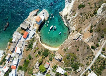 Λιμανάκι Κούρκου: Το πιο γραφικό αλλά άγνωστο μέρος της Πελοποννήσου ιδανικό και για βουτιές