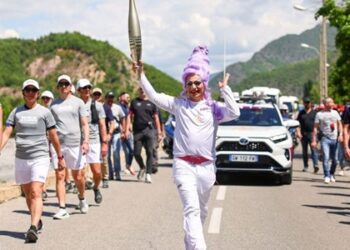 Ολυμπιακοί Αγώνες: Με τραβεστί μεταφέρουν την Ολυμπιακή Φλόγα στο Παρίσι (βίντεο)
