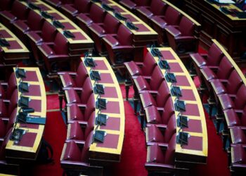 Καβγάς για τα εμβόλια στην Βουλή: «Μεταδίδετε συνωμοσιολογίες», vid