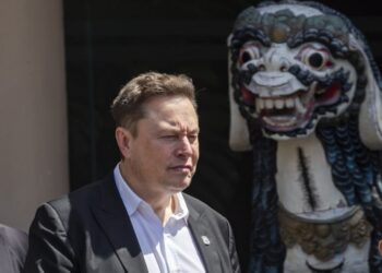 «Δεν είσαι χριστιανός»! Η τρανς κόρη του Έλον Μασκ ξεσπά εναντίον του