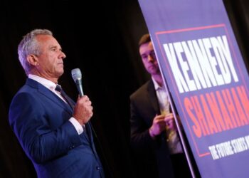 «Προδοσία» 5 Κένεντι! Βγήκαν κατά του RFK! «Στριφογυρίζουν στον τάφο ο πατέρας και ο θείος σας», τους λένε