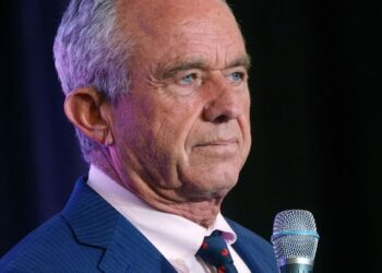 Εξελίξεις στις ΗΠΑ: Τι ανακοινώθηκε για τον Κένεντι με τον βλέμμα στον Τραμπ