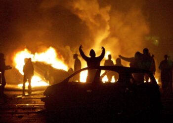 «Αναπόφευκτος ο εμφύλιος»: Κρίσιμες ώρες στη Βρετανία – Χάος στους δρόμους, vid