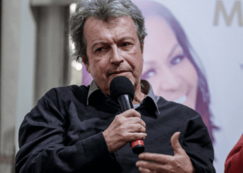 Ο υμνητής και συνεργάτης του Μητσοτάκη αποκαλεί «ραγιάδες» τους Έλληνες πιστούς!