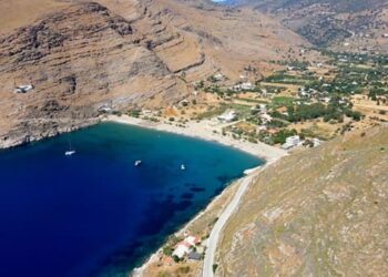 Ποίσσες: Η δημοφιλής παραλία της Τζιάς με το καλύτερο ηλιοβασίλεμα (βίντεο)