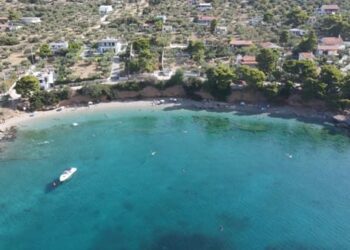 Προσήλι: Η άγνωστη αλλά παραδεισένια παραλία που βρίσκεται μία ανάσα από την Αθήνα (βίντεο)
