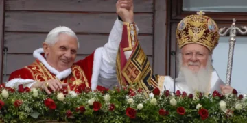 ΜΙΑ ΣΚΕΠΤΟΜΕΝΗ ΕΛΛΗΝΙΔΑ : ΟΙ ΔΥΟ ΠΑΣΧΑΛΙΕΣ ΤΟΥ ΠΑΤΡΟΚΟΣΜΑ ΚΑΙ Η ΠΑΓΙΔΑ ΠΟΥ ΣΤΗΝΟΥΝ ΟΙ ΙΕΡΑΡΧΕΣ ΣΤΟ ΠΟΙΜΝΙΟ…