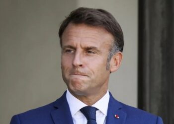 Πέφτει με πάταγο ο Macron, κίνδυνος στη Γαλλία – Βουλευτές υπογράφουν μαζικά πρόταση μομφής, οργή και διαδηλώσεις 7/9