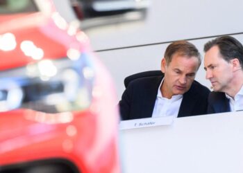 Volkswagen> Τρέμει συθέμελα ο γερμανικός γίγαντας αυτοκινήτων, απειλεί να κλείσει για πρώτη φορά εργοστάσια μετά από 87 χρόνια