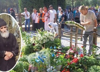 Τον σταματά ένας καλόγερος και του λέει:  «Παλικάρι, με παίρνεις μέχρι τη Θεσσαλονίκη;».