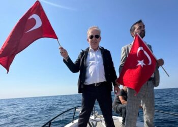 Ολοταχώς προς νέα Ίμια: Ο εμπνευστής της Γαλάζιας Πατρίδας Cihat Yayci ύψωσε την τουρκική σημαία ανοιχτά της Ζουράφας