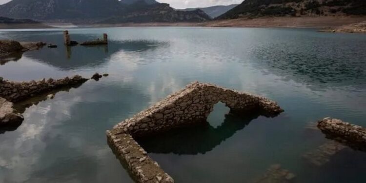 Αποκάλυψη: Αυτή είναι η ημερομηνία που θα τελειώσει το νερό στην Αθήνα σύμφωνα με το AI