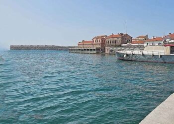 Βλέπει ο Θεός το Αϊβαλί και σταματάει ο νους Του… Αγγίξαμε τις σκάλες όπου οι Τσέτες έσυραν τον μητροπολίτη Χρυσόστομο