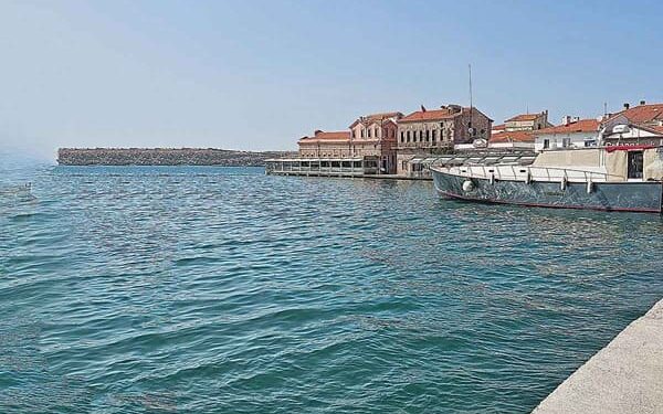 Βλέπει ο Θεός το Αϊβαλί και σταματάει ο νους Του… Αγγίξαμε τις σκάλες όπου οι Τσέτες έσυραν τον μητροπολίτη Χρυσόστομο
