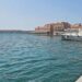Βλέπει ο Θεός το Αϊβαλί και σταματάει ο νους Του… Αγγίξαμε τις σκάλες όπου οι Τσέτες έσυραν τον μητροπολίτη Χρυσόστομο