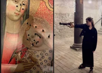 Έγινε κι αυτό στην Ευρώπη…Μια Βόσνια που πολιτογραφήθηκε Ελβετή και είναι πολιτικός καριέρας διασκεδάζει με το να ασκείται στη σκοποβολή στοχεύοντας την εικόνα της Παναγίας και του Χριστού!