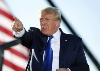«Δεν παραδίδομαι, συνεχίζω» δηλώνει ο Trump μετά τους πυροβολισμούς με AK47 – FBI: Έρευνα για απόπειρα δολοφονίας
