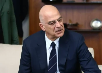 Έξαλλος ο Δένδιας με τις διαρροές του Μαξίμου για την Προεδρία