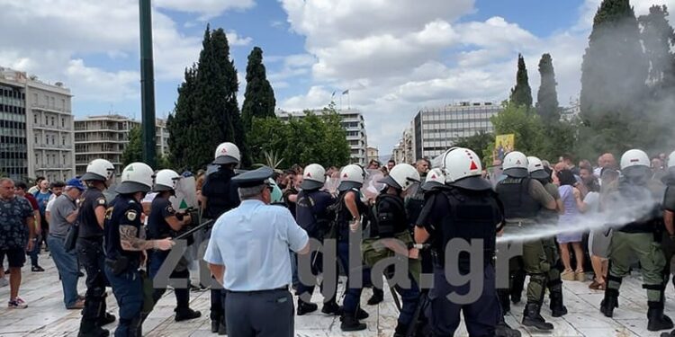 Ένταση και χημικά σε συγκέντρωση στο Σύνταγμα – Είχε απαγορευθεί η διεξαγωγή της από την ΕΛ.ΑΣ. ΒΙΝΤΕΟ