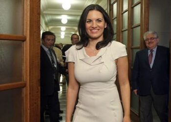 Η υπουργός Τουρισμού Όλγα Κεφαλογιάννη αγόρασε δύο περσικά χαλιά αξίας 18.000 € με τα χρήματα των φορολογουμένων!