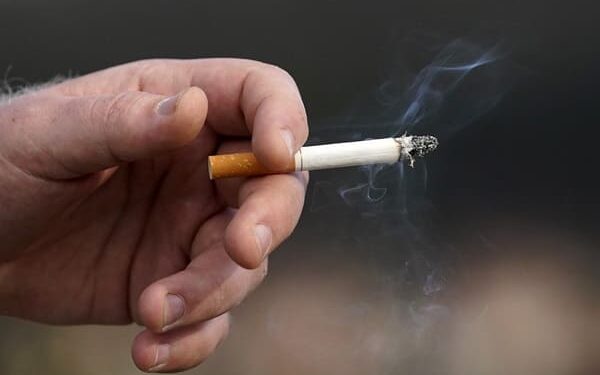 Η Κομισιόν «φέρνει» απαγόρευση του καπνίσματος και στους εξωτερικούς χώρους