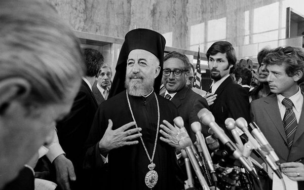ΑΡΘΡΟ ΦΑΝΟΥΛΑΣ ΑΡΓΥΡΟΥ: Η εκδίωξη των Ελλήνων αξιωματικών από τον Μακάριο ήταν βρετανική επιδίωξη…