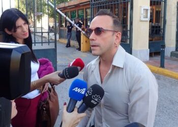 Στο δικαστήριο ο Πάνος Μουζουράκης για να καταθέσει υπέρ του πατέρα Αντώνιου – «Η καρδιά μου δεν έχει καμία αμφιβολία»