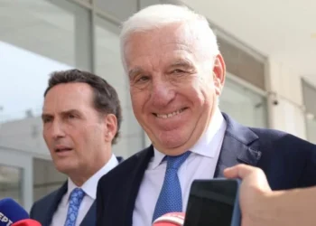To δικαστήριο πείστηκε ότι μια θεία του Γιάννου από τη Νιγηρία τού έφερνε σακούλες με μετρητά