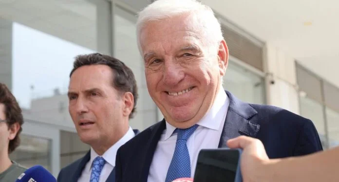 To δικαστήριο πείστηκε ότι μια θεία του Γιάννου από τη Νιγηρία τού έφερνε σακούλες με μετρητά