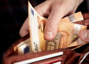 Όλα για το καλό μας! Γιατί έχουν “λυσσάξει” οι κυβερνήσεις να μας καταργήσουν εντελώς τα μετρητά;