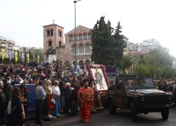 Το νεογνό είναι δίχως σφυγμό και “φεύγει” , το αεροβαπτίζουμε με το όνομα του Αγίου Δημητρίου, είναι μέρες της εορτής του , και ο ” ΘΕΟΣ του ΔΗΜΗΤΡΙΟΥ ” το Ανασταίνει.