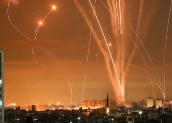Ξεγυμνώθηκε η ισραηλινή άμυνα – Το Iron Dome απέτυχε να εμποδίσει εκατοντάδες ιρανικούς πυραύλους (vid)