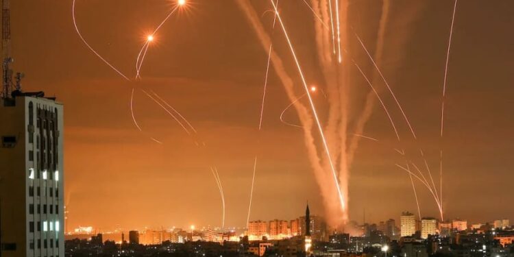 Ξεγυμνώθηκε η ισραηλινή άμυνα – Το Iron Dome απέτυχε να εμποδίσει εκατοντάδες ιρανικούς πυραύλους (vid)