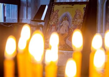 Ἕνας ταξιτζὴς στὴν Ἀθήνα παίρνει ἀπὸ τὸ «Ἐλευθέριος Βενιζέλος» μιὰ κοπέλα, τὴν πηγαίνει σπίτι της στὴν Καλλιθέα.